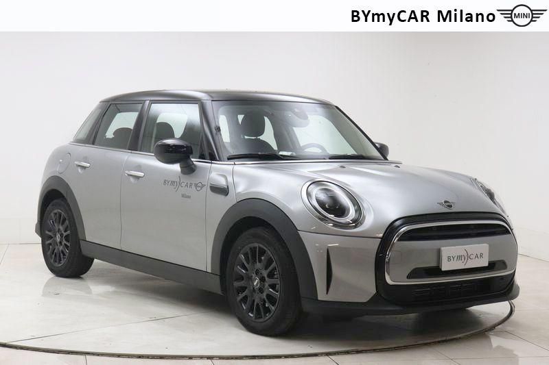 Mini Mini Mini 5p 1.5 Cooper Essential auto https://cdn.bymycar.eu/it-bo/assets/images/vehicles/vo/3657/MINI-MINI-IV-F55-2021-5P-jpg-5.jpg