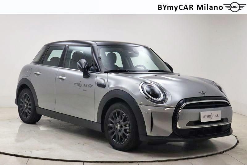 Mini Mini Mini 5p 1.5 Cooper Essential auto https://cdn.bymycar.eu/it-bo/assets/images/vehicles/vo/3690/MINI-MINI-IV-F55-2021-5P-jpg-5.jpg