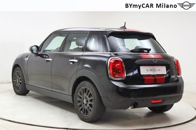 Mini Mini Mini 5p 1.5 One 75cv https://cdn.bymycar.eu/it-bo/assets/images/vehicles/vo/4013/MINI-MINI-IV-F55-2018-5P-jpg-18.jpg