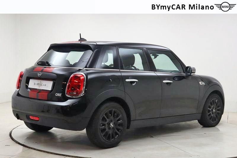 Mini Mini Mini 5p 1.5 One 75cv https://cdn.bymycar.eu/it-bo/assets/images/vehicles/vo/4013/MINI-MINI-IV-F55-2018-5P-jpg-7.jpg