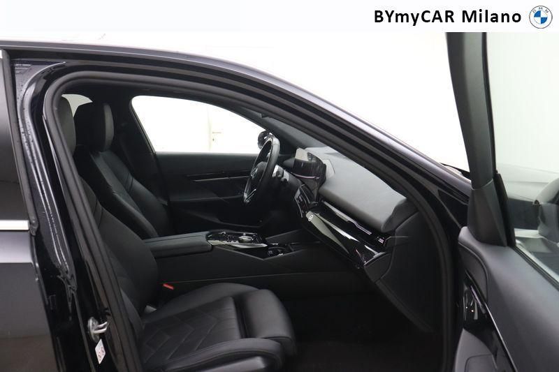 BMW Serie 5 520d 48V xdrive MSport auto https://cdn.bymycar.eu/it-bo/assets/images/vehicles/vo/4077/BMW-SERIE-5-G60-BERLINA-jpg-8.jpg