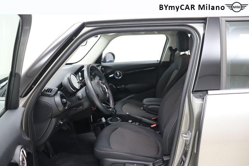 Mini Mini Mini 5p 1.5 Cooper Hype auto https://cdn.bymycar.eu/it-bo/assets/images/vehicles/vo/4414/MINI-MINI-IV-F55-2018-5P-jpg-11.jpg