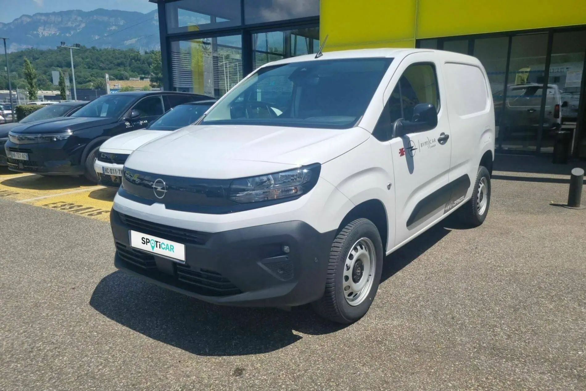 COMBO CARGO M 1000 KG BLUEHDI 130 S&S EAT8 COMBO CARGO M 1000 KG BLUEHDI 130 S&S EAT8